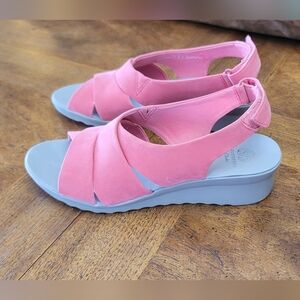 Clarks Cloudsteppers Women's Pink Sandals Size 8.5